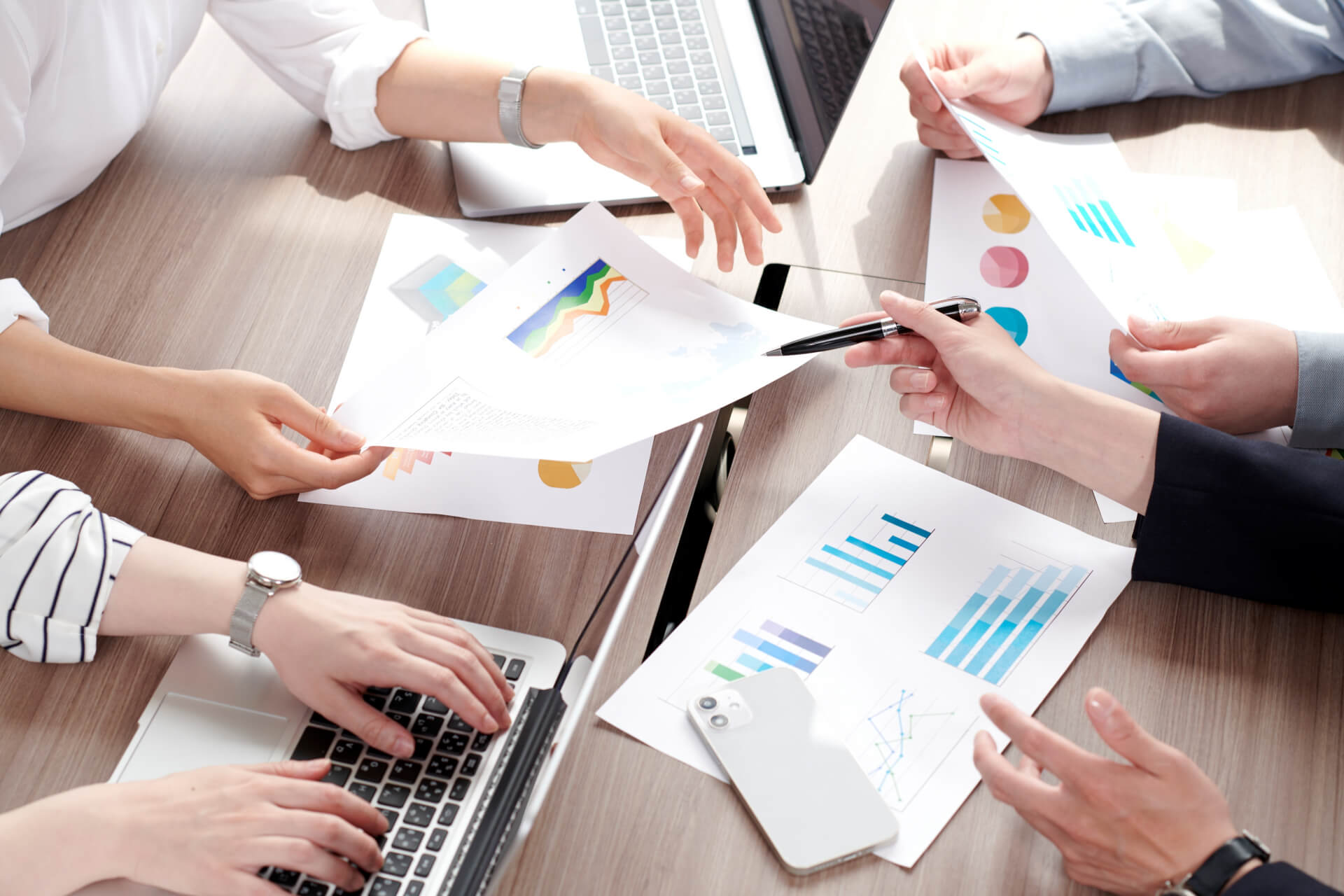 人材データをもとに分析や検討を行う様子（資料を見ながら話し合う人たち）