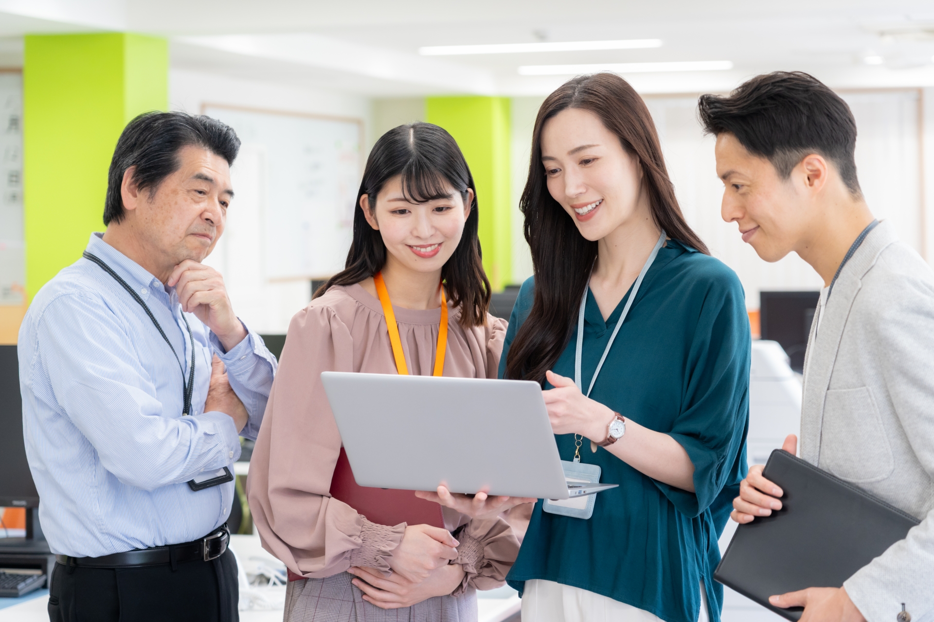 ミーティングをする社員