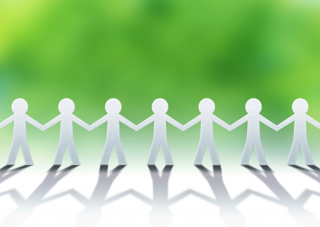 手をつなぐ紙人形