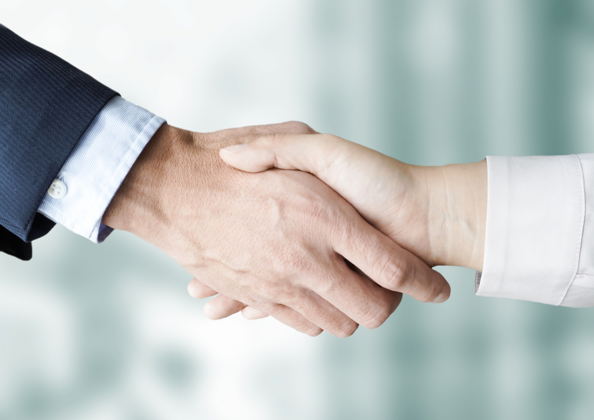 握手をする社員