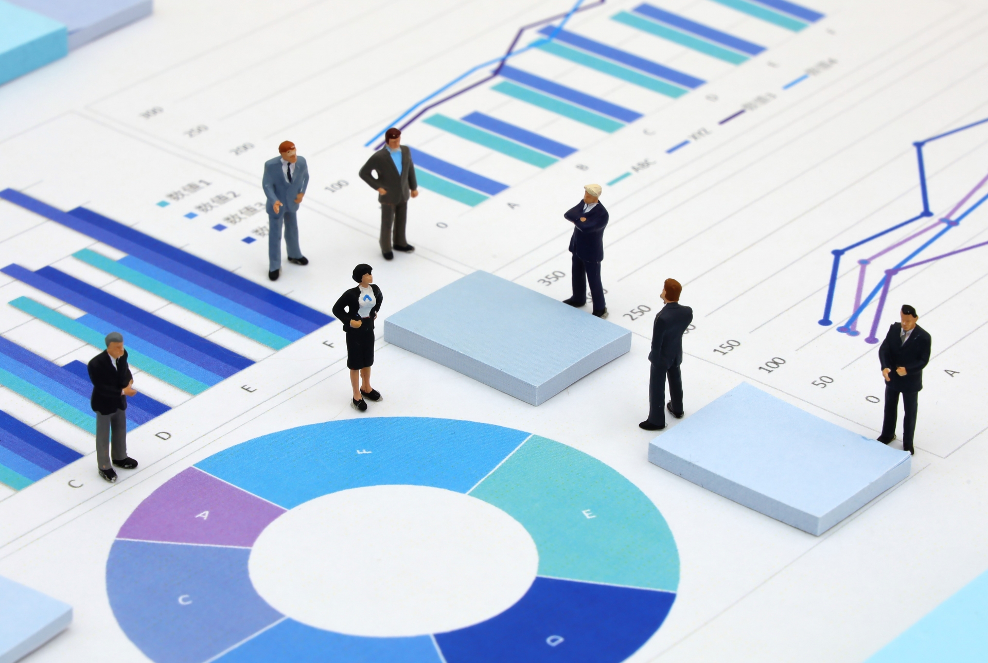 コアタイム導入のためにデータを確認する上層部