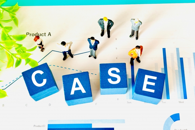 CASEと書かれた箱を囲む人々