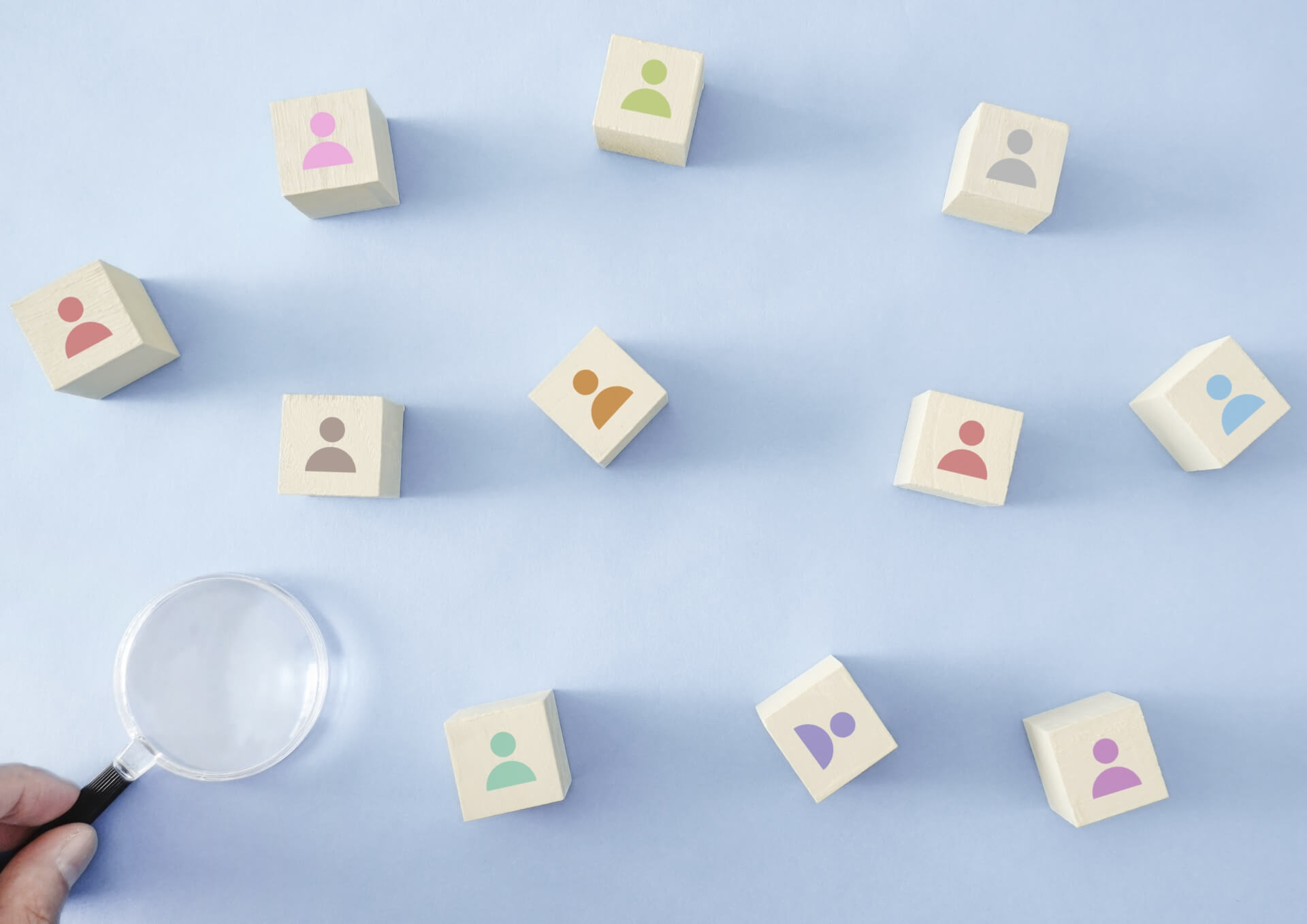 人材の構成を把握・分析するイメージ（人物アイコンと虫眼鏡）