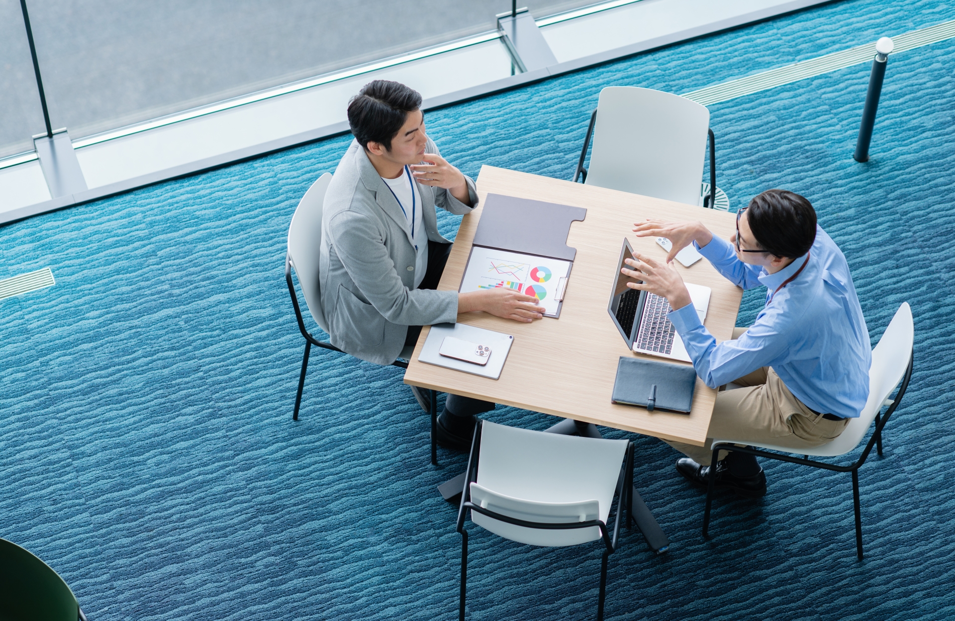 自社に合ったRPAを選ぶ社員