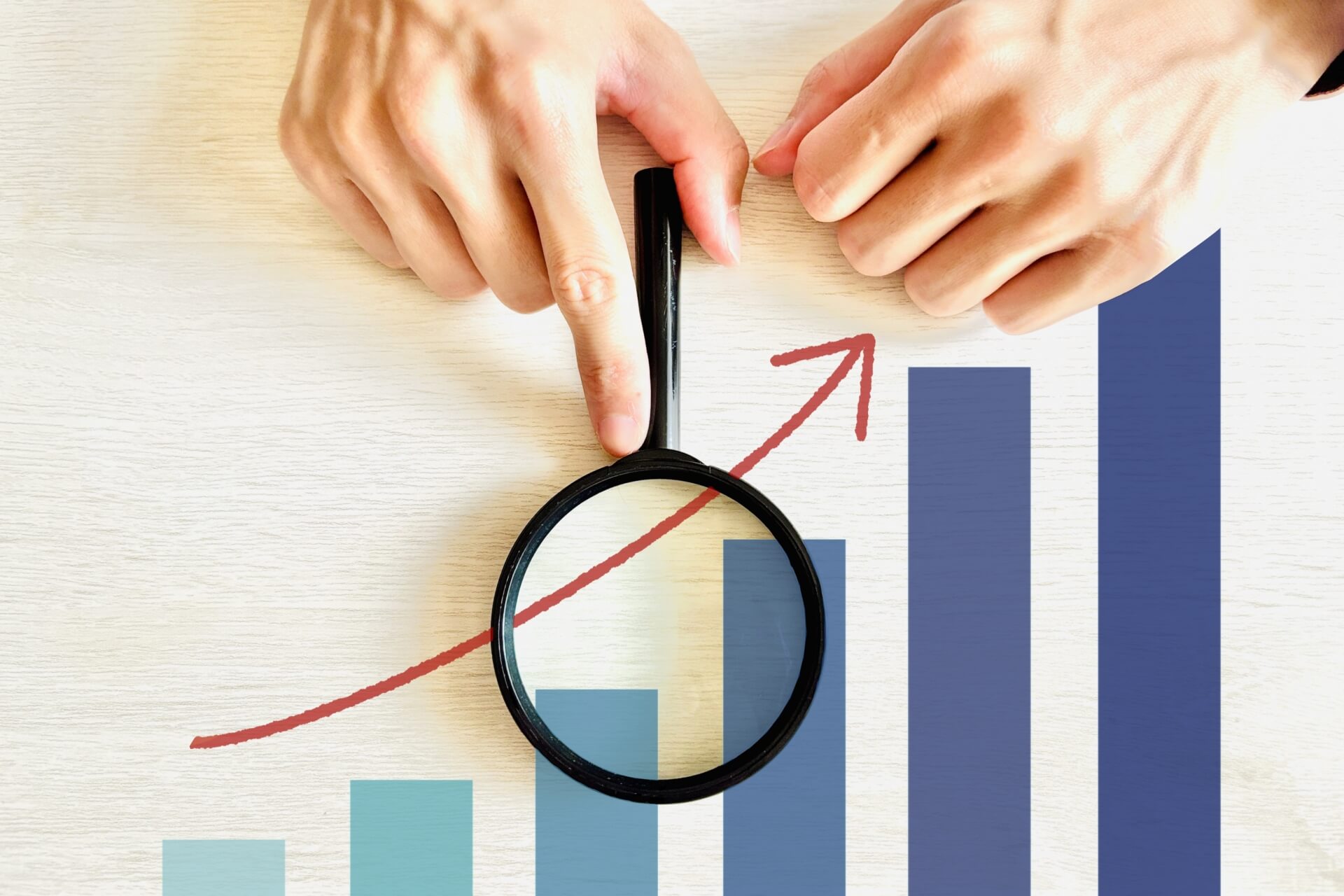 裁量労働制の効果のイメージ：右肩上がりのグラフを拡大鏡で確認する様子