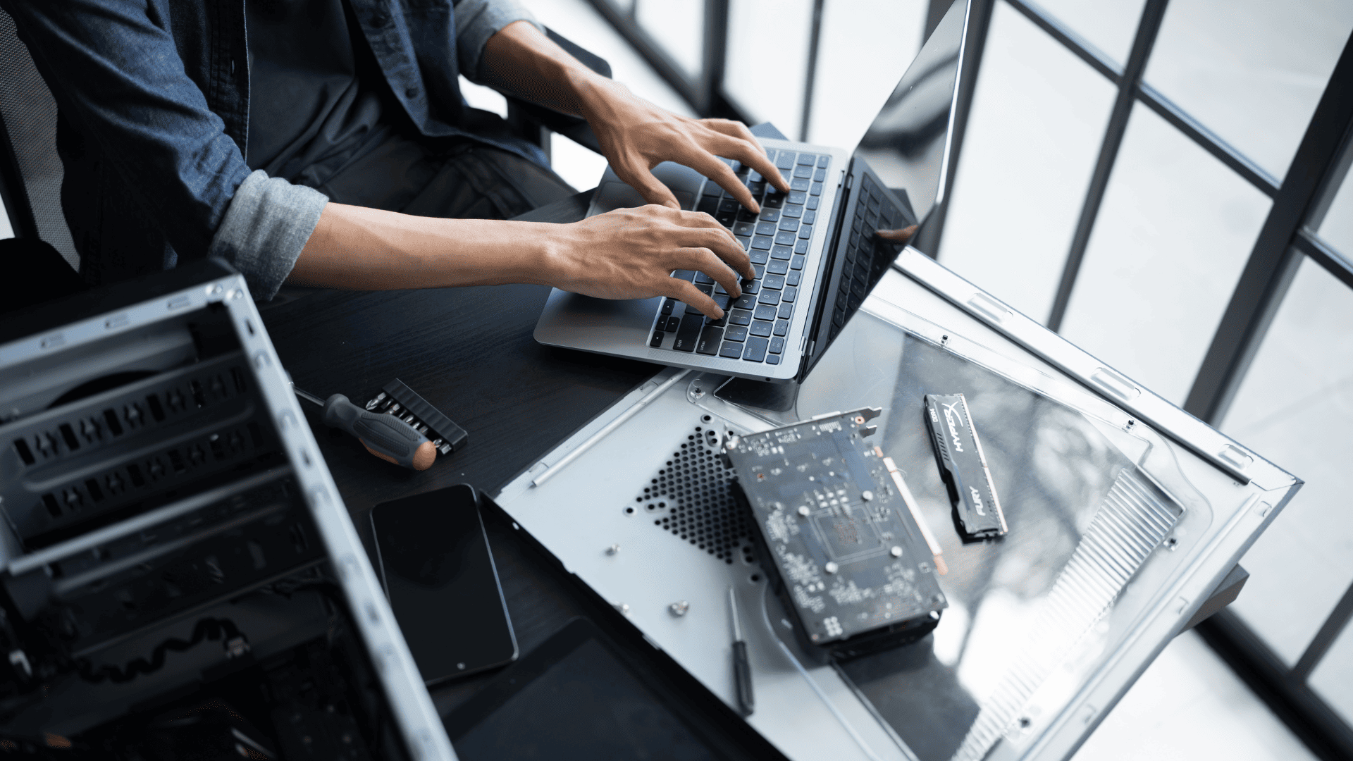 キーボードを打つ人