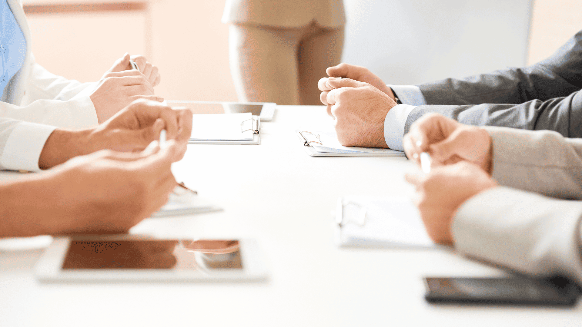 打ち合わせをする人々