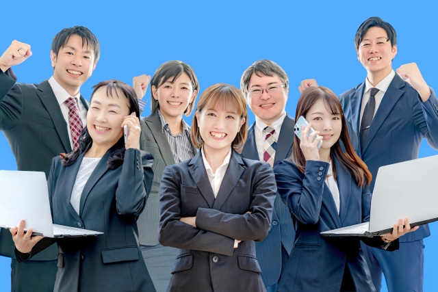 ガッツポーズをする男性パソコンを持つ女性