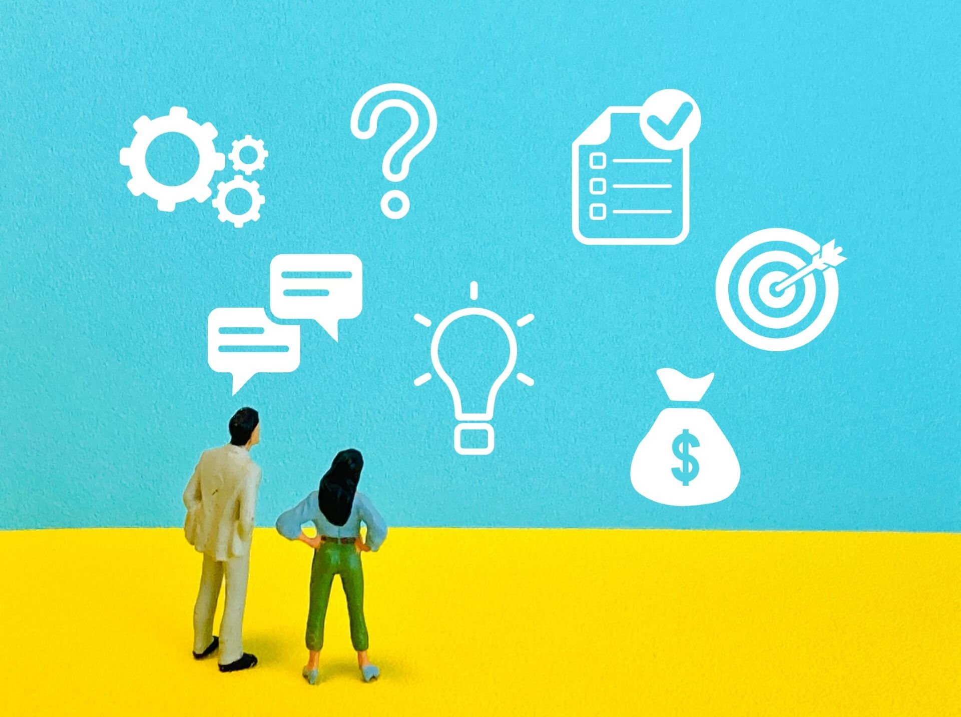 裁量労働制の目的のイメージ：アイデアや目標を示すアイコンとビジネスパーソンのミニチュア