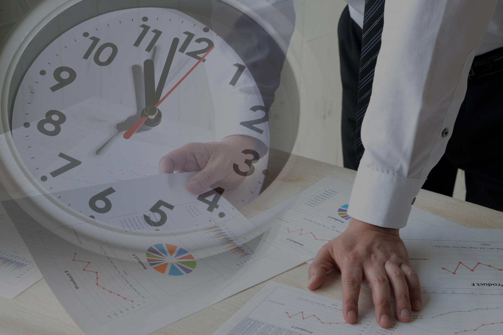 コアタイムの時間を検討する社員1