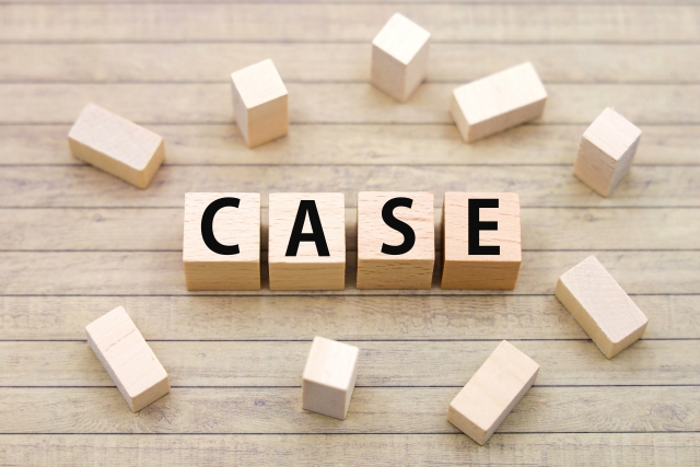 CASEと書かれた木の箱