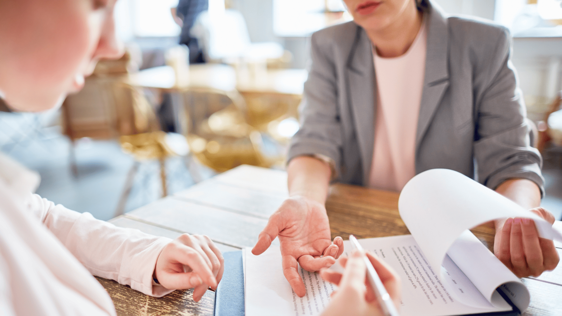 生成AIの社内ルールを策定する人