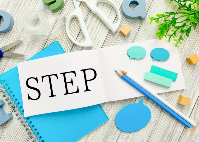 STEPと書かれた紙と付箋