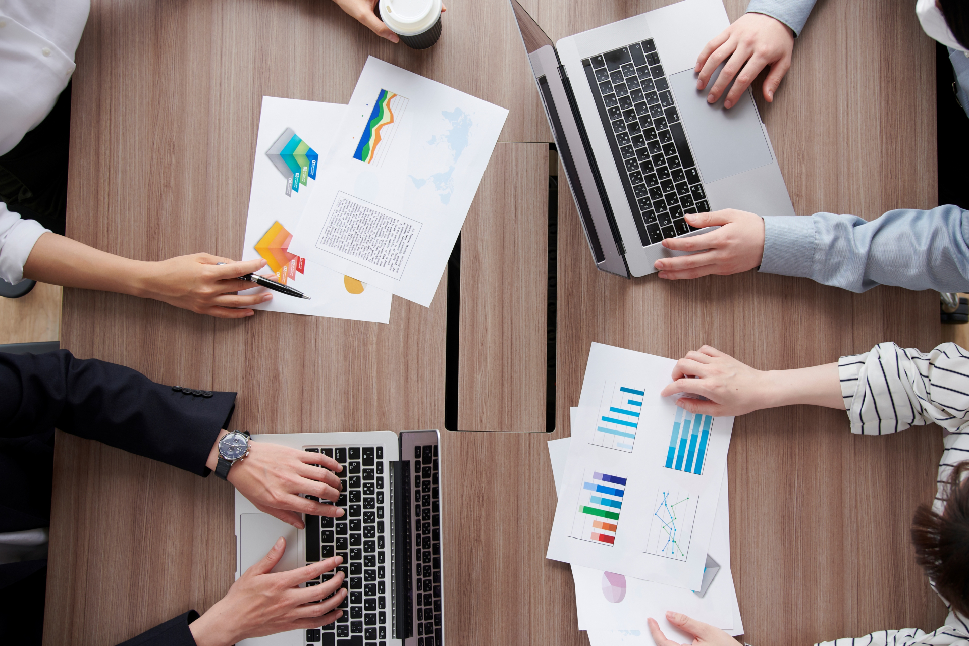 ジョブディスクリプションの作成に向けてミーティングをする社員