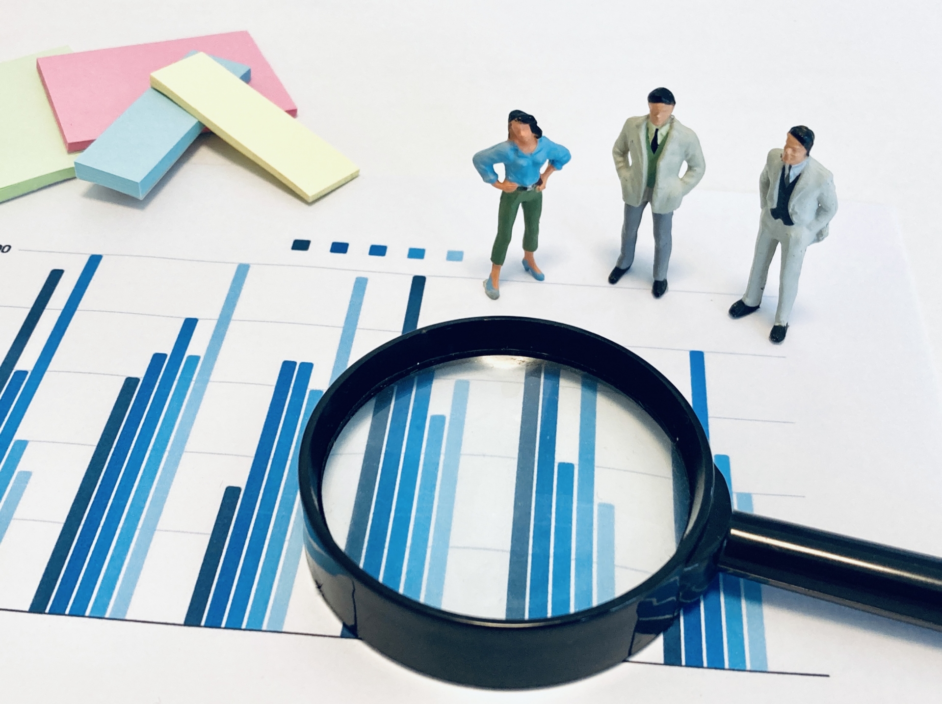 集めたデータを前に悩む従業員