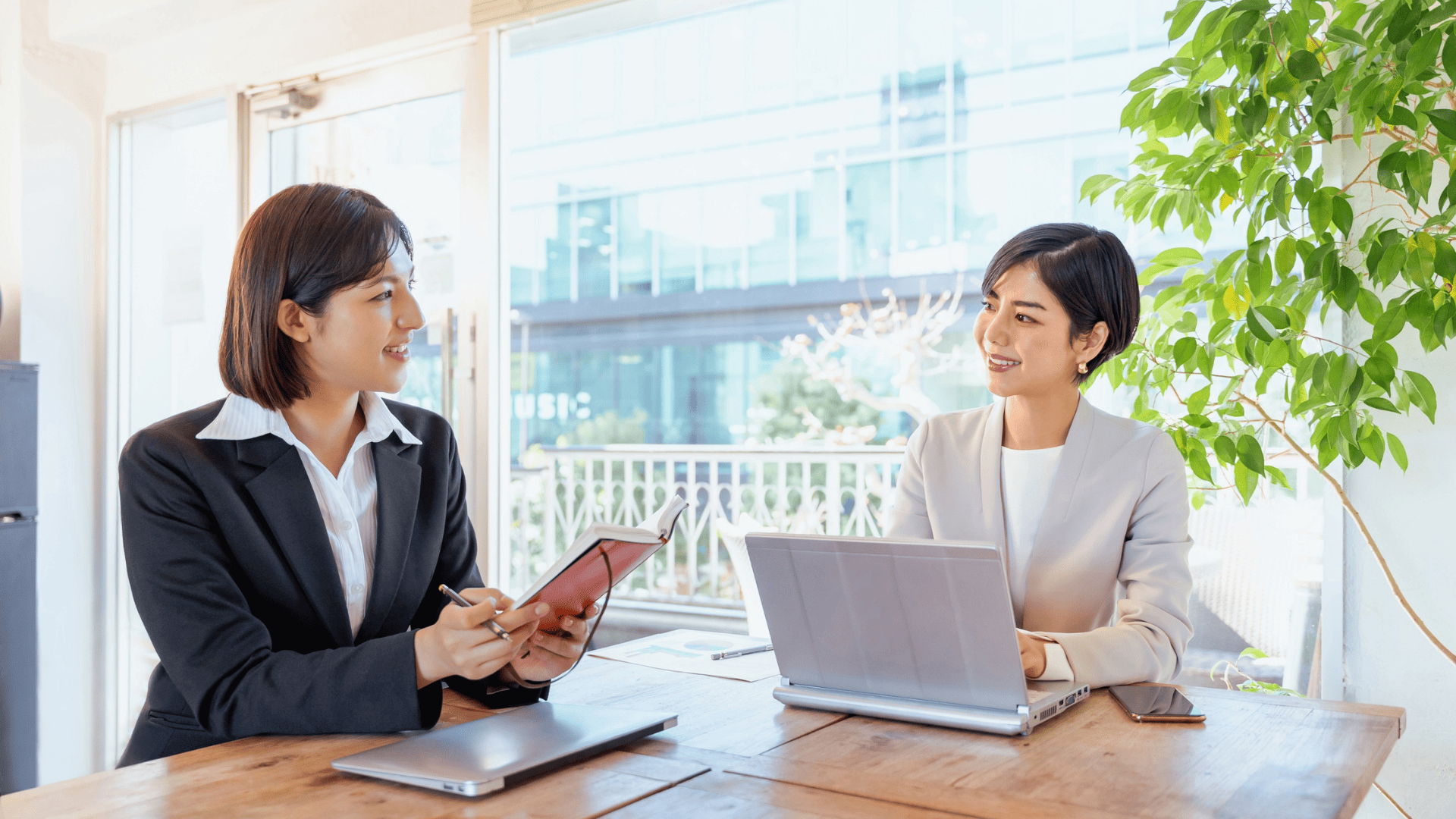 ミーティングをする人たち