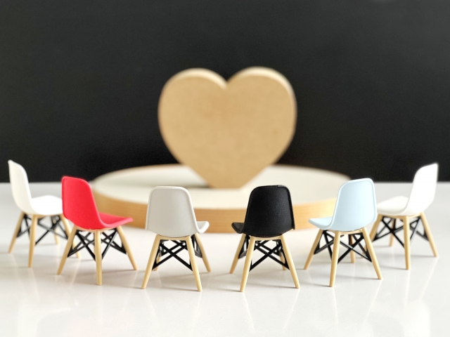 ハートを囲む椅子