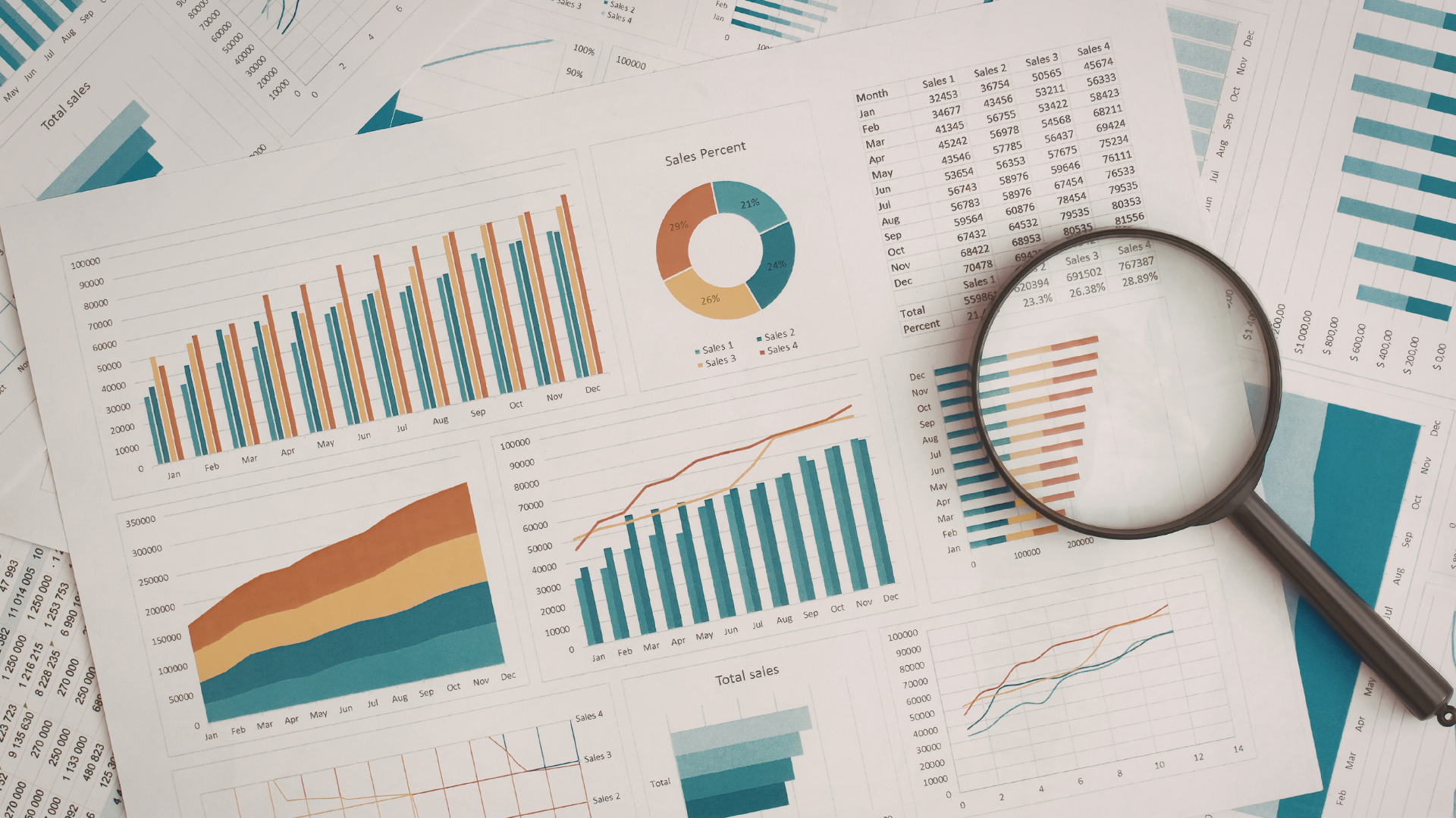 たくさんの資料と虫眼鏡