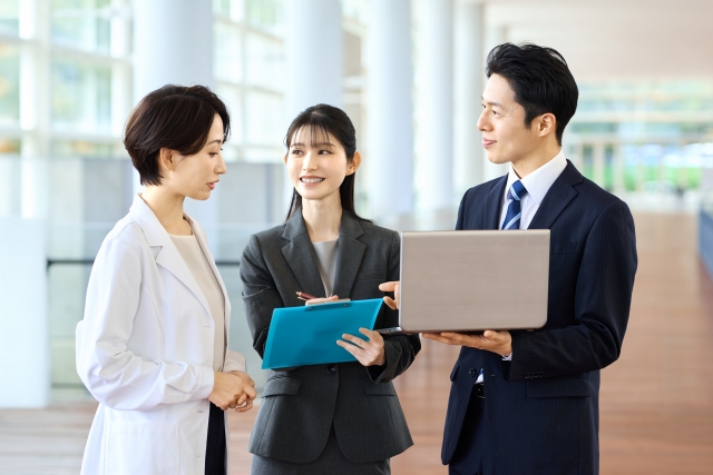 話し合う3人の会社員