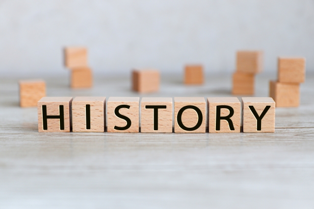 historyと書かれた木の箱