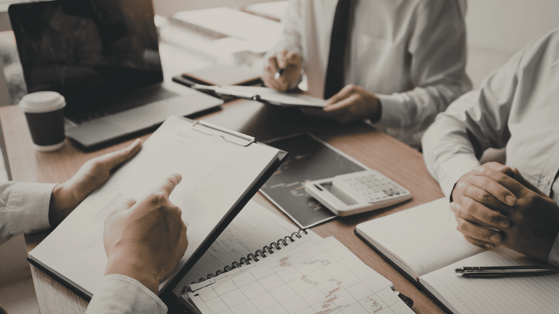 打ち合わせをする人々