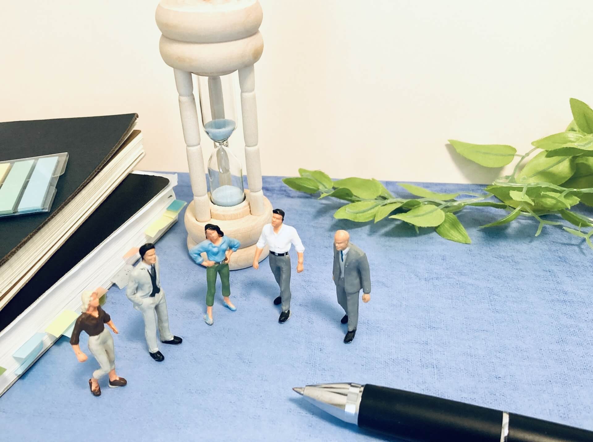 裁量労働制の対象業務を検討するイメージ：ビジネスパーソンのミニチュア