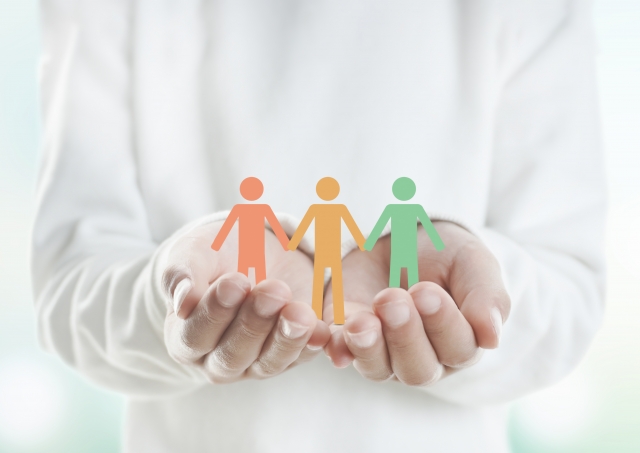 手の上の3人の人々