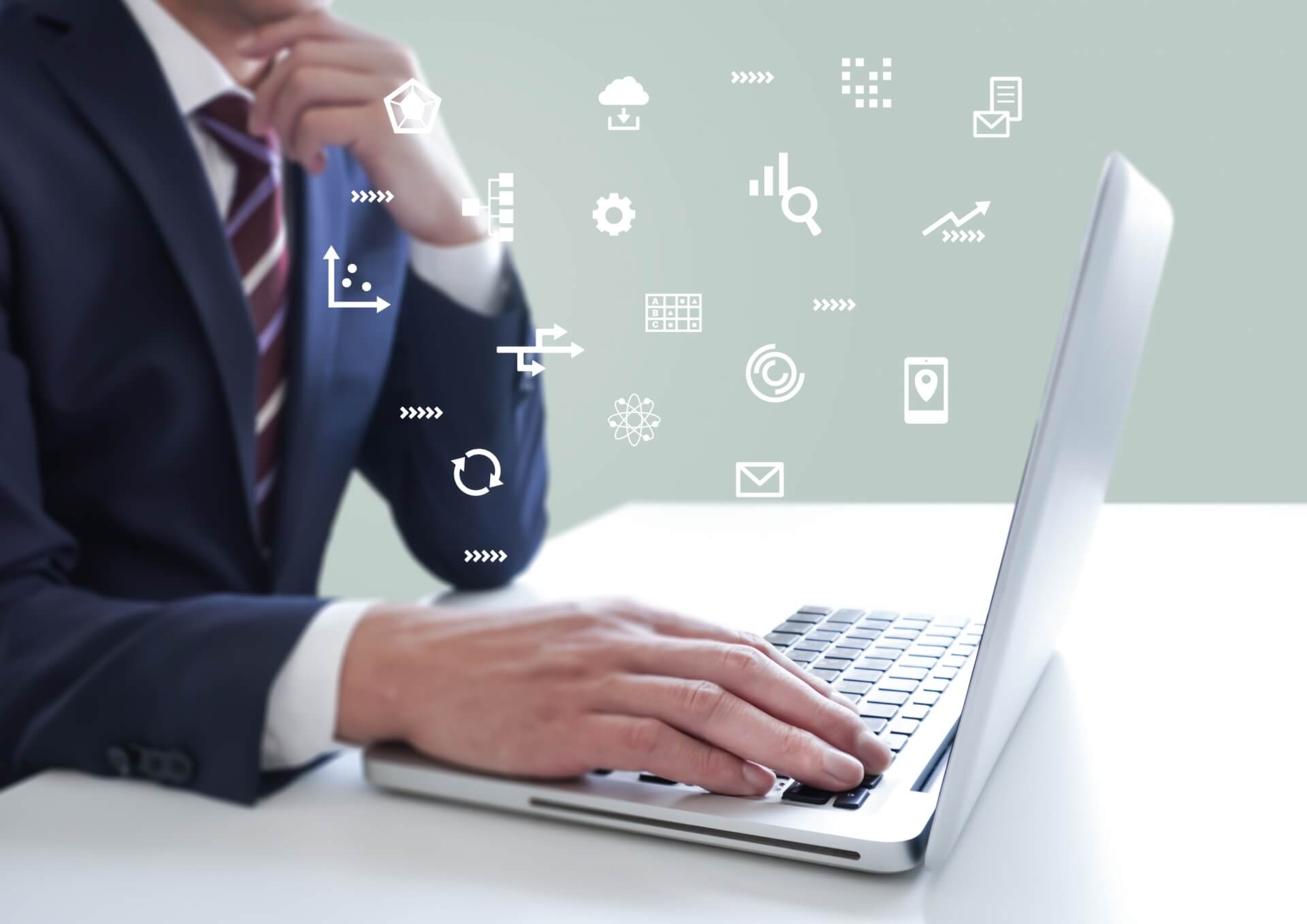 裁量労働制による働き方のイメージ：PCで業務を行うビジネスパーソンとデジタルアイコン