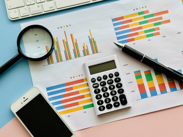 マーケティング資料と電卓