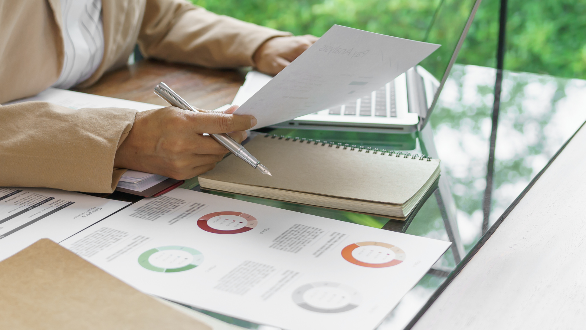 資料を確認する人