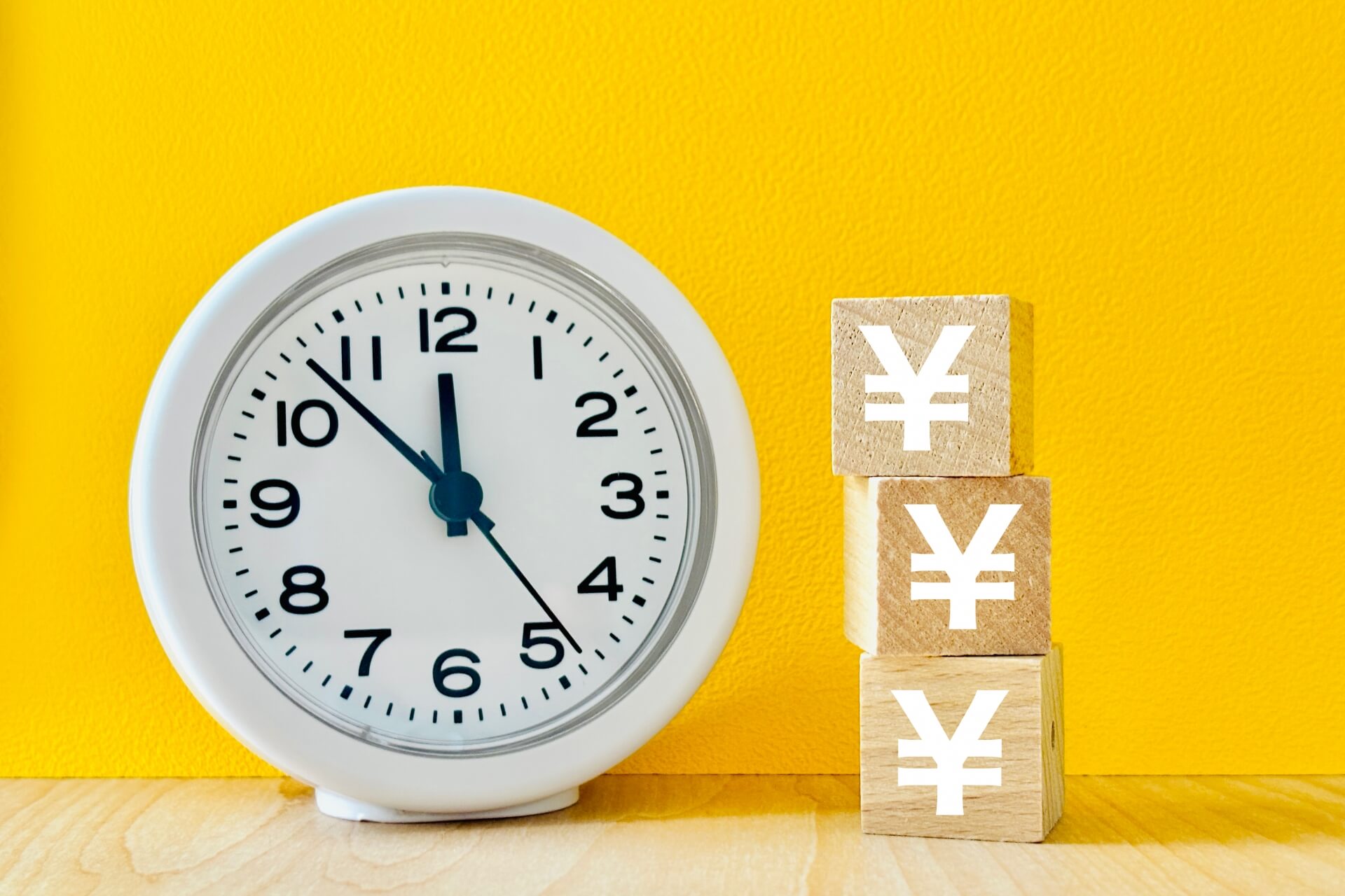 裁量労働制における残業代のイメージ：時計と賃金を示すブロック