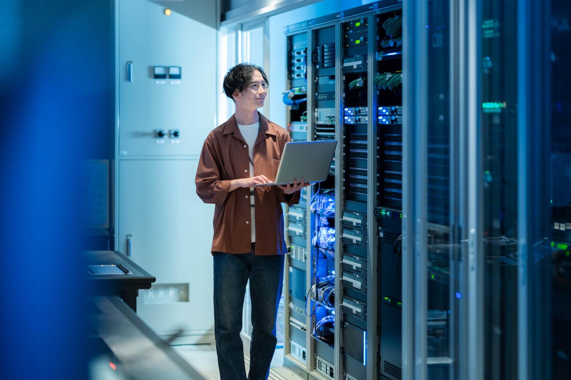 社内のサーバーをメンテナンスする従業員