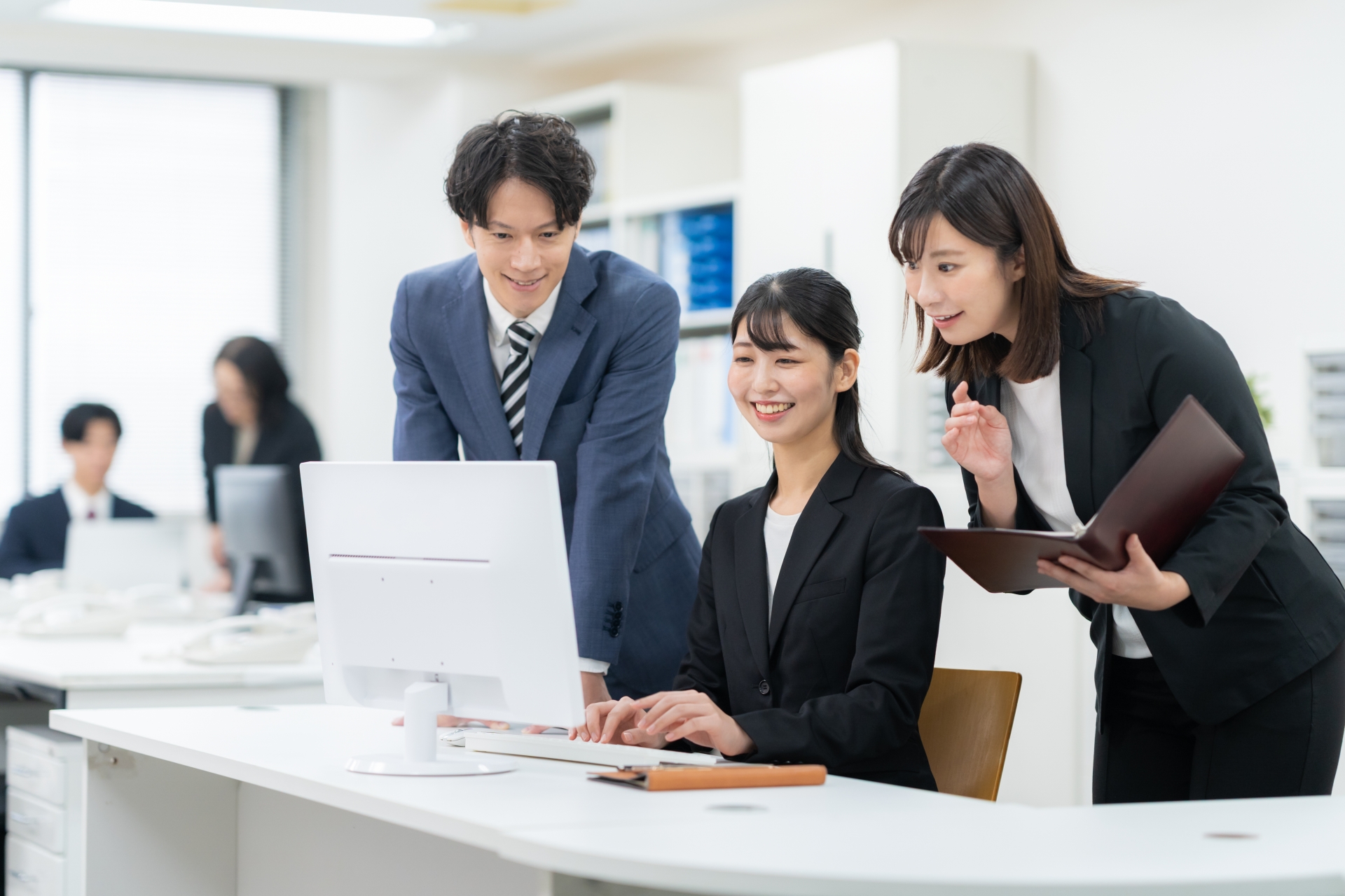 作業を進める社員