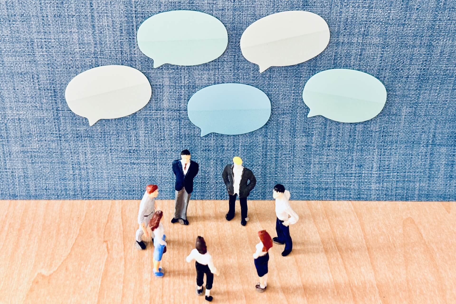 人材戦略や目的を話し合う様子を表したイメージ（人物と吹き出し）