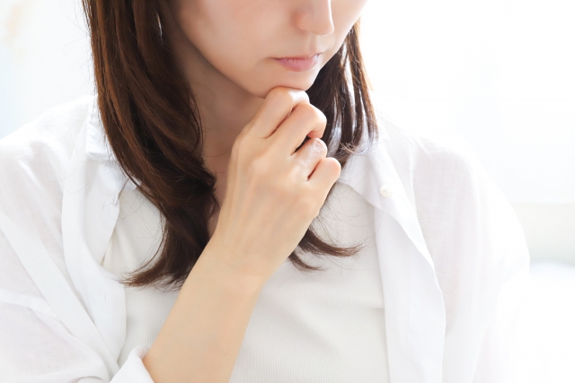 考える女性