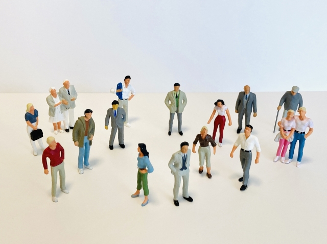 集まる様々な人々