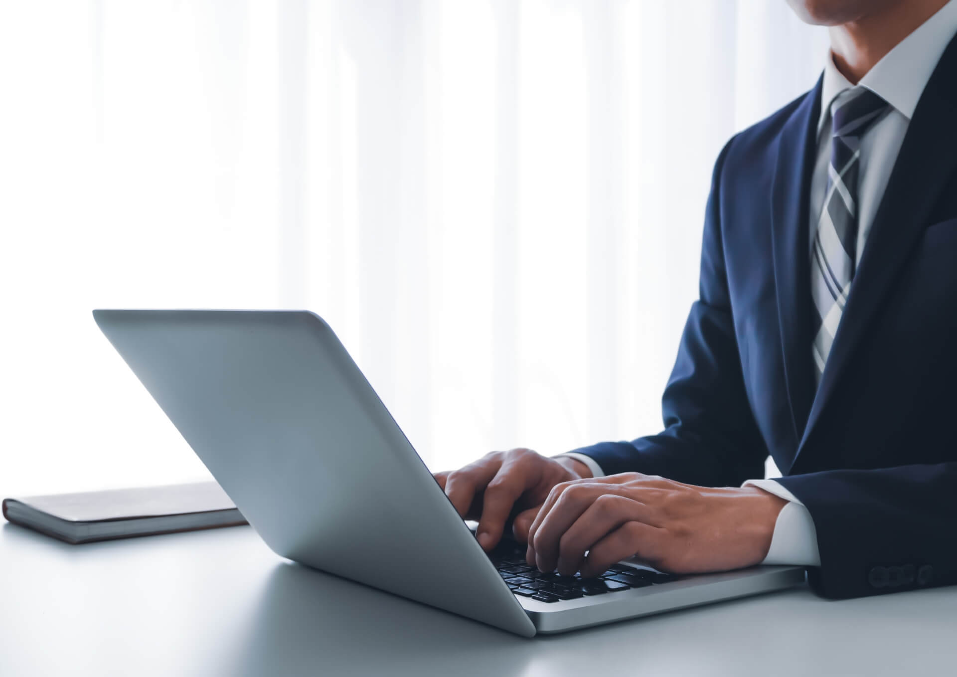 裁量労働制のイメージ：ノートPCで業務を行うビジネスパーソン