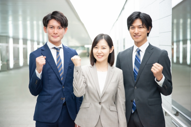 成果を喜ぶビジネスパーソン