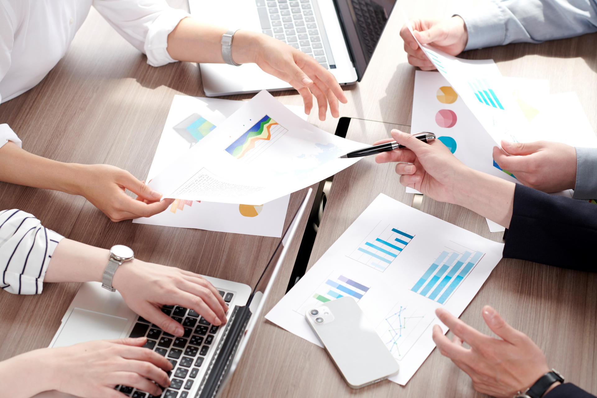 RPAの導入に向けてミーティングをする社員